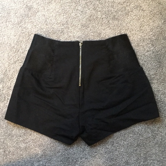 Guess high waisted zip up shorts - Picture 3 of 6